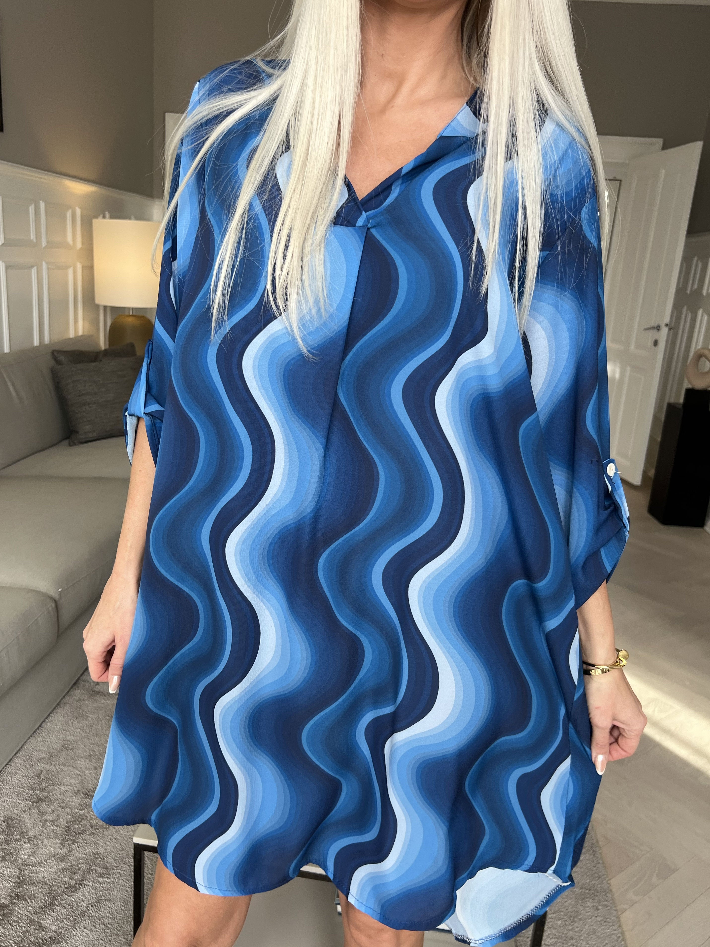 Vanesa Dress Wave - Let og luftig mønstret kjole